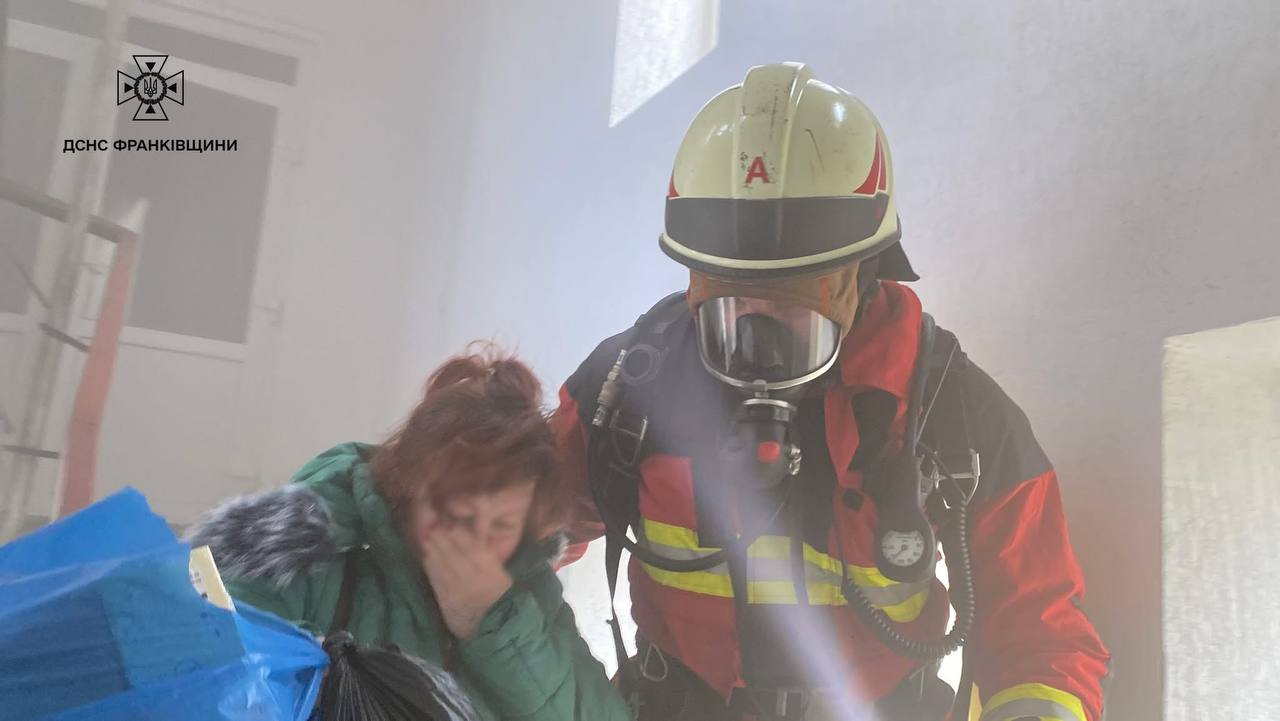 In Ivano-Frankivsk, a charging station exploded in an office, causing a fire. Two people were injured, 40 were evacuated photo 3